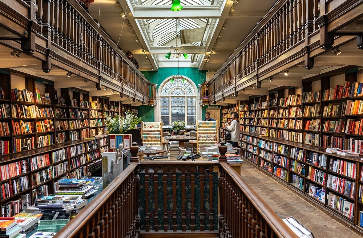 intérieur d'une librairie 